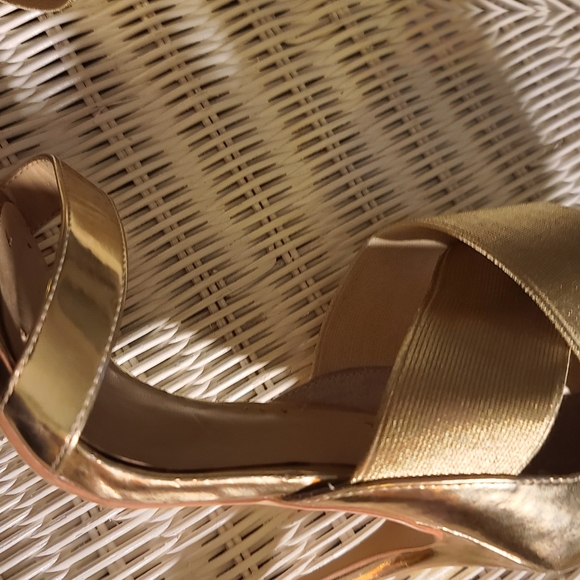 BEAUTIFUL  METALLIC  GOLD HEELS - Picture 3 of 16